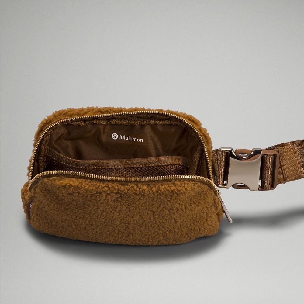 NWOT Lululemon Everywhere Belt Bag Fleece In Burnt Carmel - Picture 6 of 6